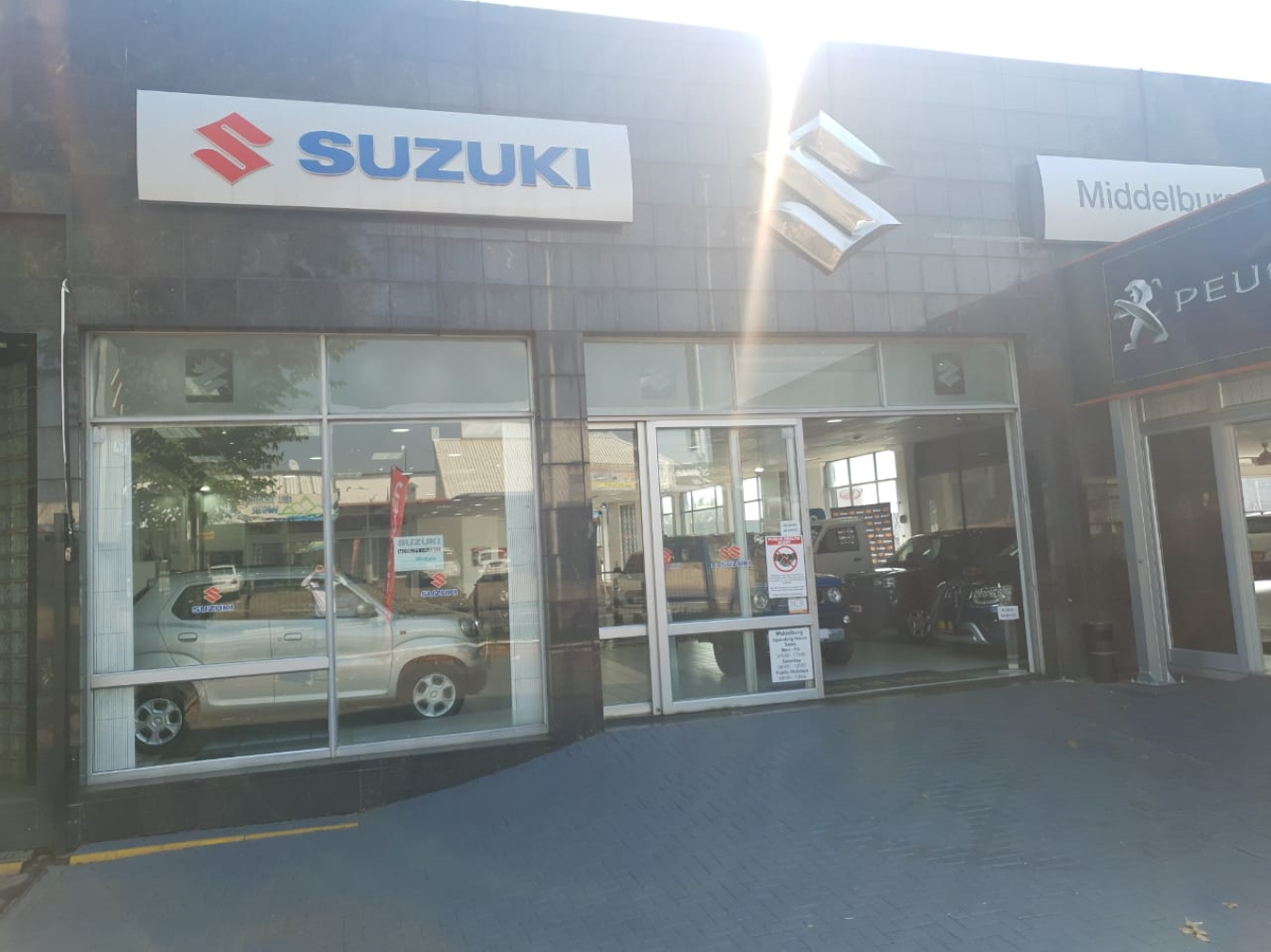 The Suzuki entrance next to the Peugeot/Citroën dealership.