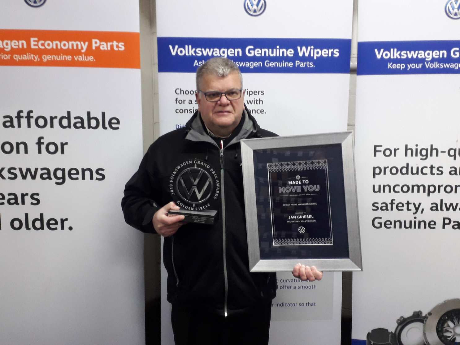 Jan Griesel from Volkswagen Kroonstad with his award.