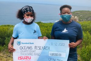 Chulumanco gqiza left student at the oceans outreach foundation and sophumelela qowa oceans outreach officer 2