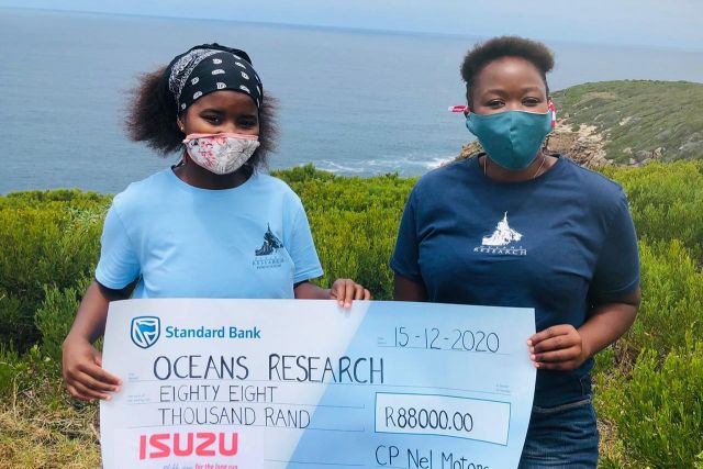 Chulumanco gqiza left student at the oceans outreach foundation and sophumelela qowa oceans outreach officer 2