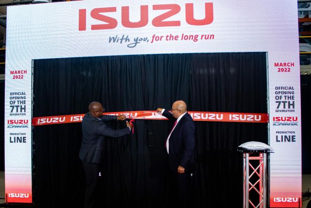 New Isuzu1 Premier of the Eastern Cape Oscar Mabuyane President and CEO Billy Tom 1800x1800
