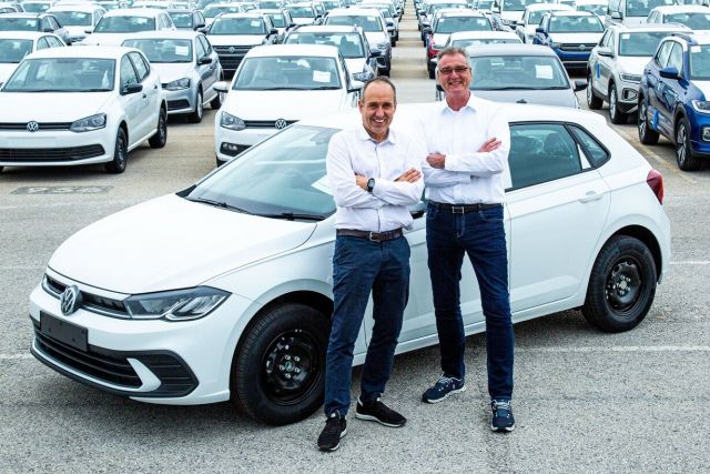VWSA Production Director Ulrich Schwabe and Sales and Marketing Director Thomas Milz celebrating the 100 000th Polo 29