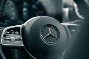 Mercedes-Benz sets lower EV-transition benchmark