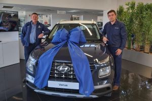 Caption 2 Peter Scott Dealer Principal at Hyundai Bloemfontein and Dewan Uys the New Car Manager